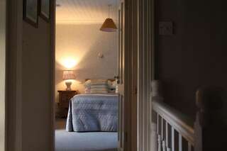 Отели типа «постель и завтрак» Grey Gables Farmhouse B&B Inishannon Семейный номер с видом на сад-15